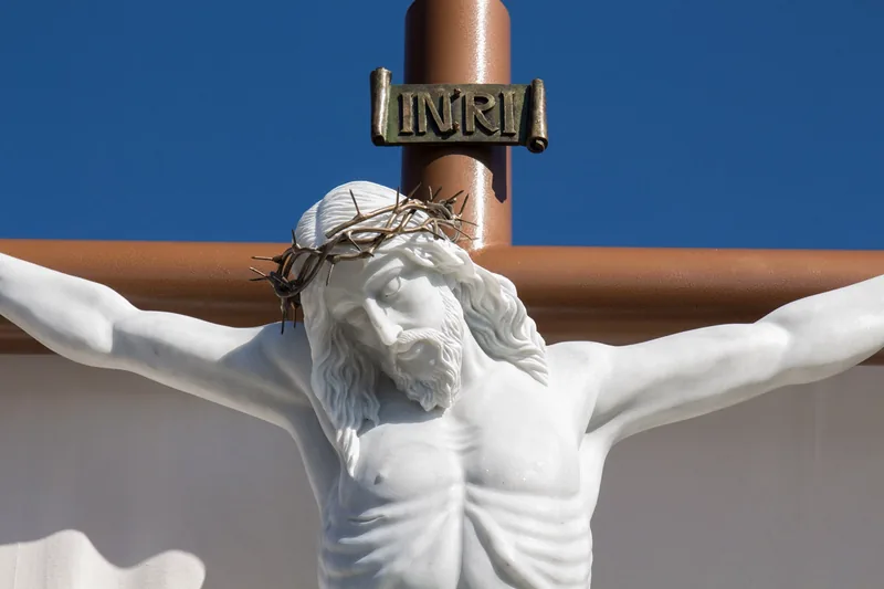 Escultura religiosa tallada en mármol blanco