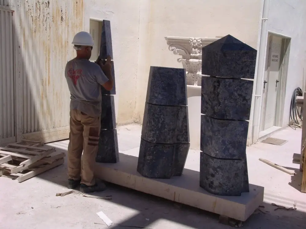 Piezas de granito en el taller de Macael