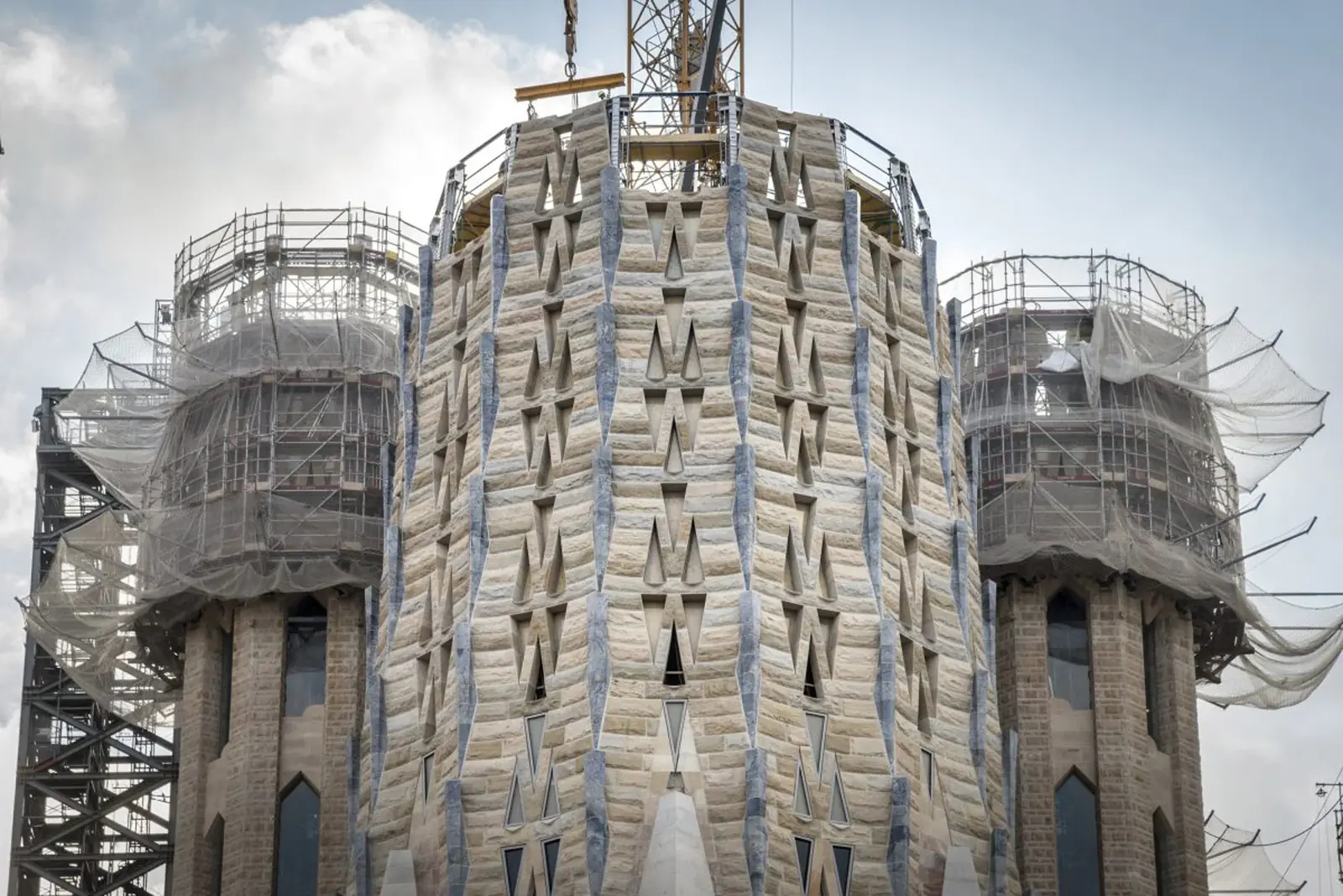 Torres centrales de la Sagrada Familia en montaje, revestidas con piezas de granito labradas en Macael