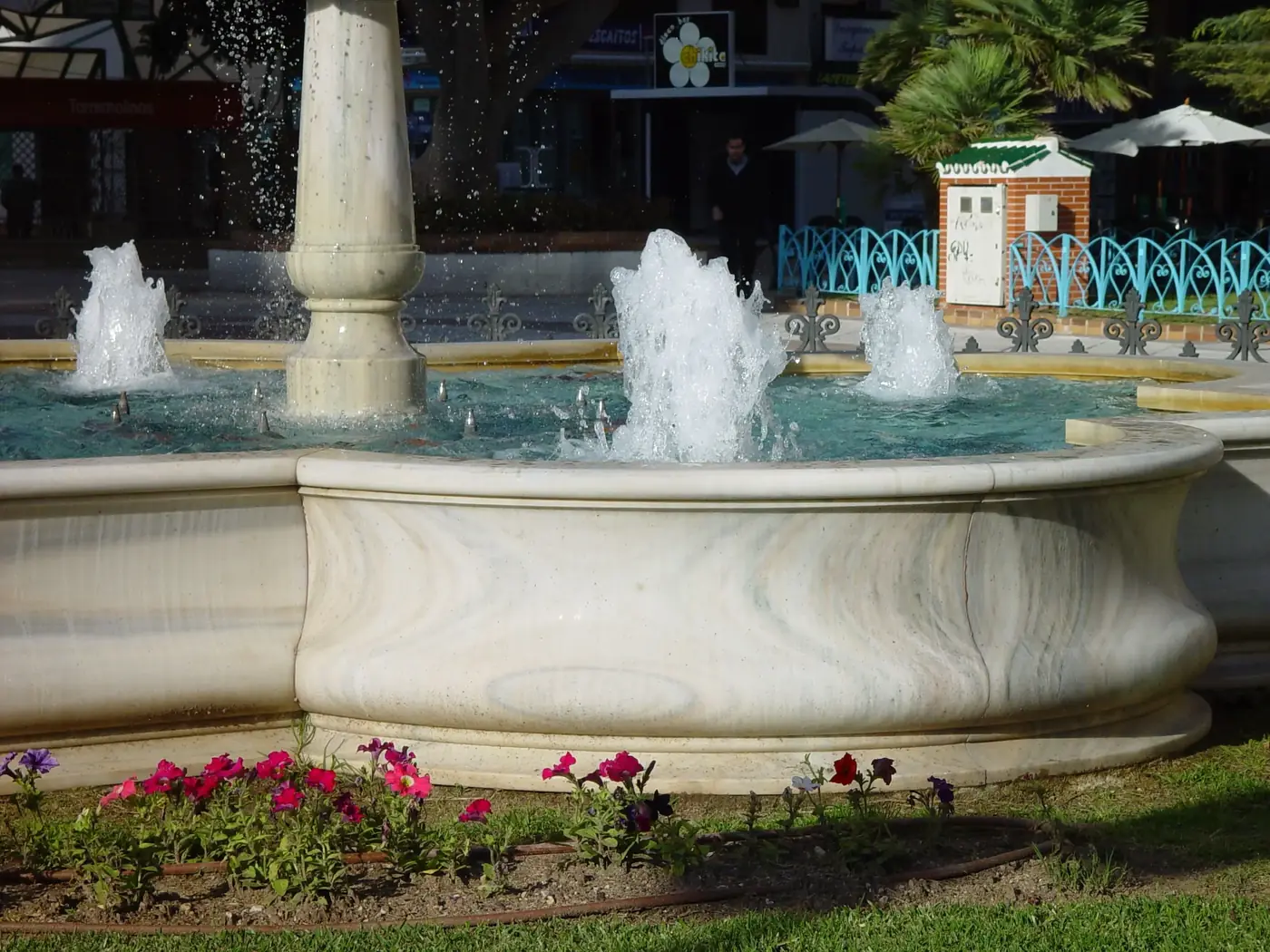 Fuente monumental tallada en mármol blanco en Torremolinos