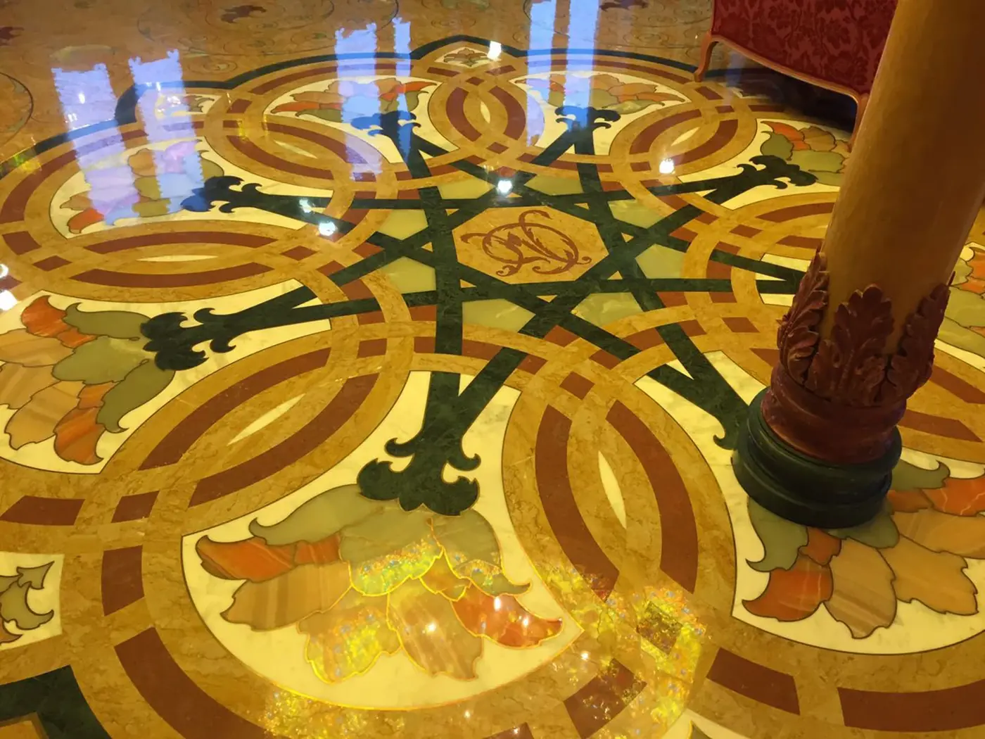 Pavimento de mosaico en mármoles contrastados de un ático privado en Moscú