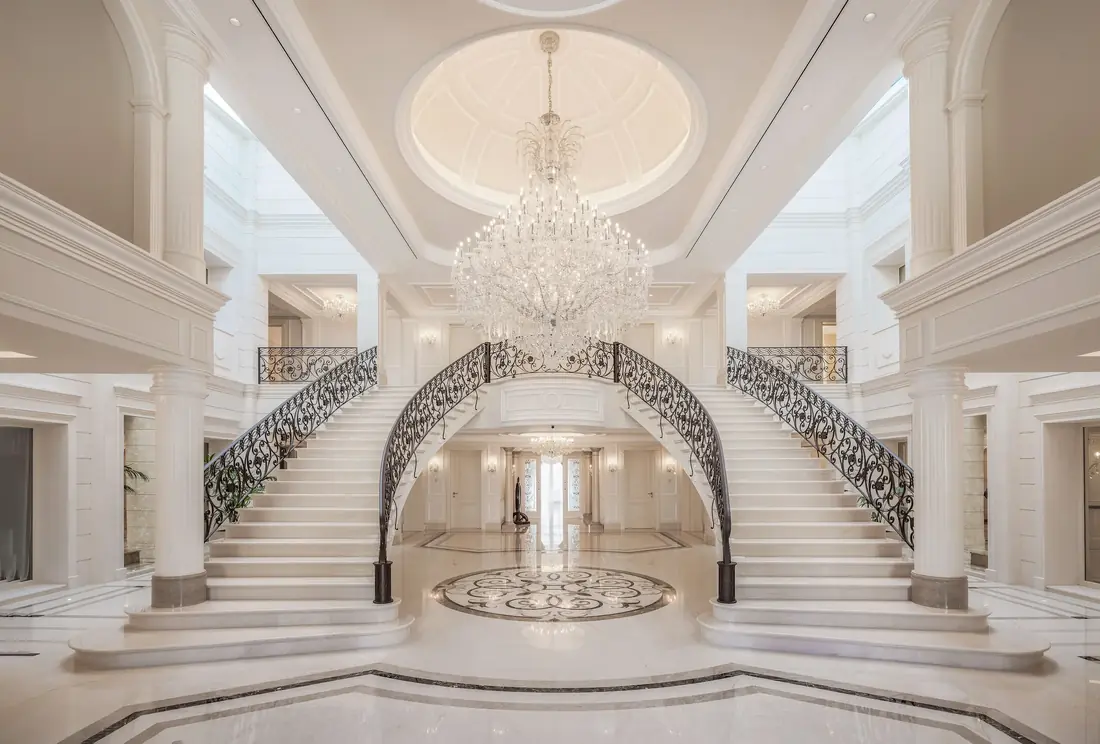 Escalera imperial en mármol blanco de la residencia Villa Ricotta