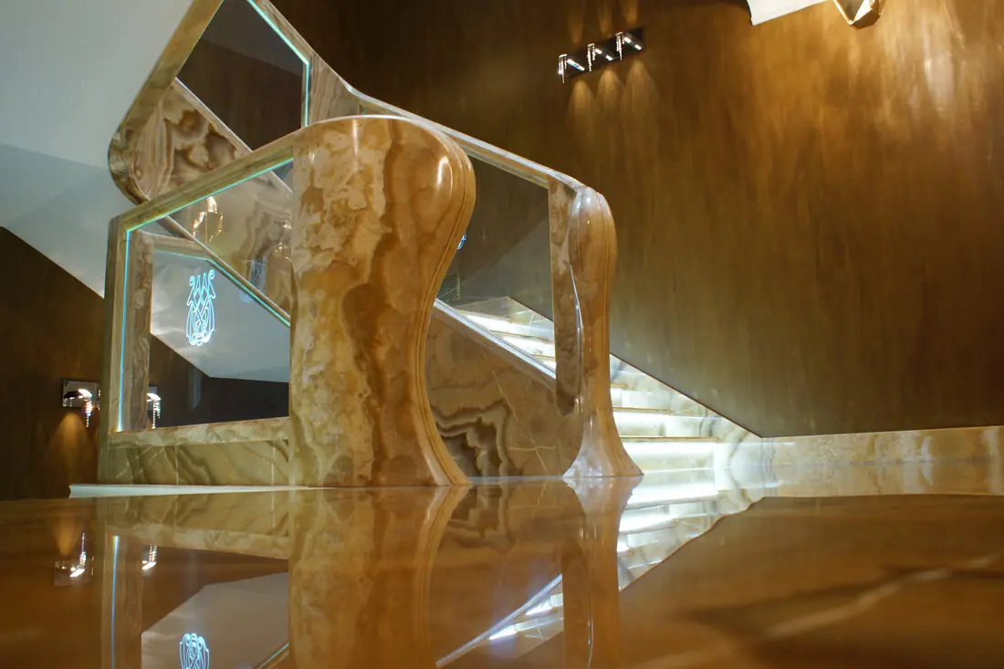 Escalera tallada en ónix con iluminación interior